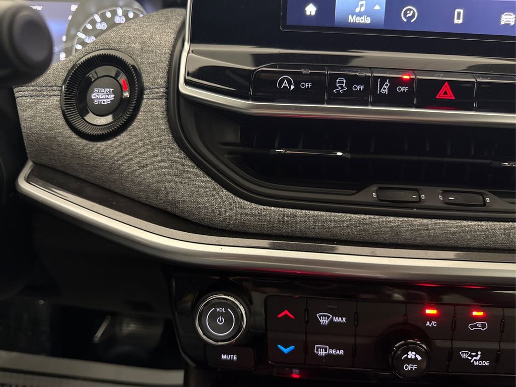 Used 2025 Jeep Compass Latitude image 32