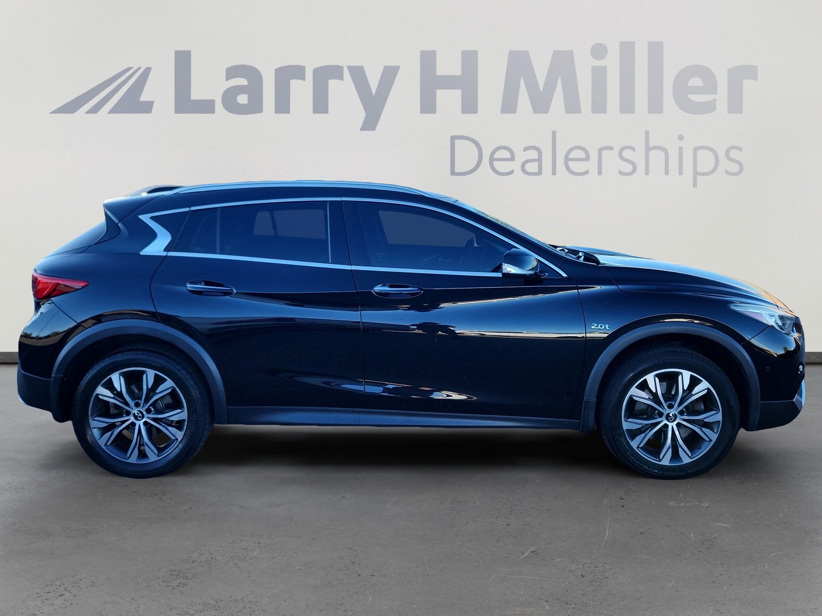 Used 2017 INFINITI QX30 Premium w/ Navigation Package image 7