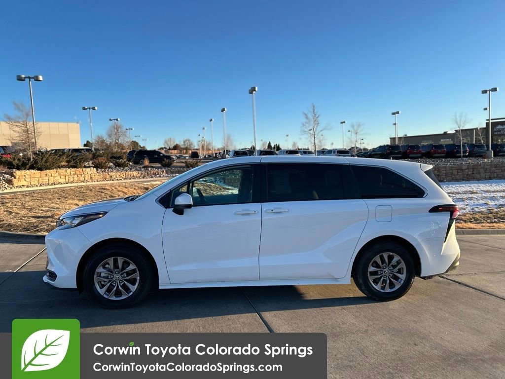 Used 2025 Toyota Sienna LE image 4