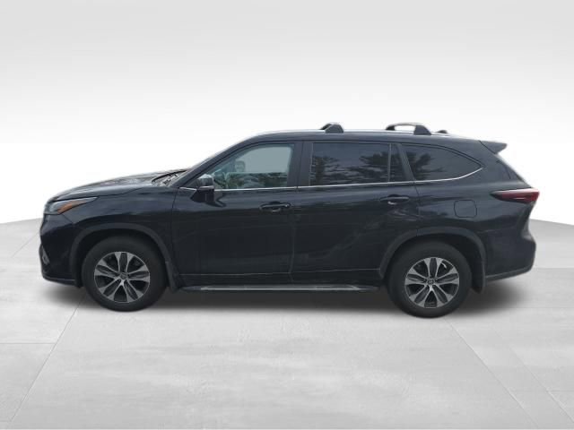 Used 2024 Toyota Highlander XLE image 3