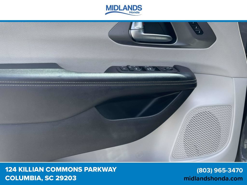 Used 2022 Chrysler Pacifica Touring-L FWD image 15
