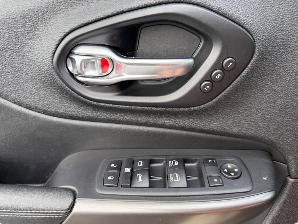 Used 2020 Jeep Cherokee Limited image 21