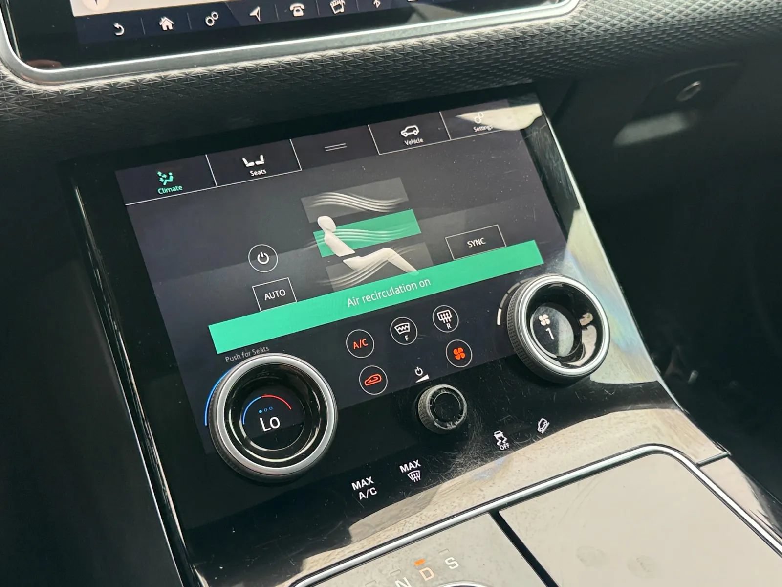 Used 2018 Land Rover Range Rover Velar R-Dynamic SE AWD/4WD image 32