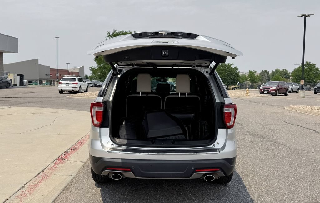 Used 2018 Ford Explorer XLT w/ Equipment Group 202A AWD/4WD image 9