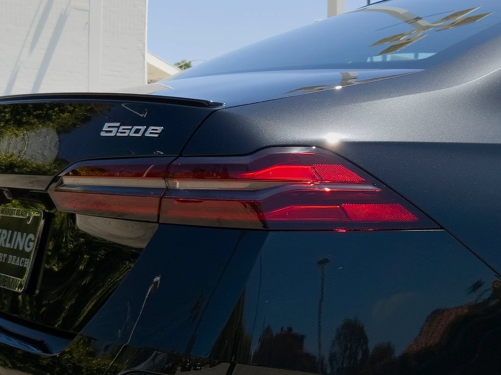 New 2026 BMW 550e xDrive w/ Premium Package AWD/4WD image 5