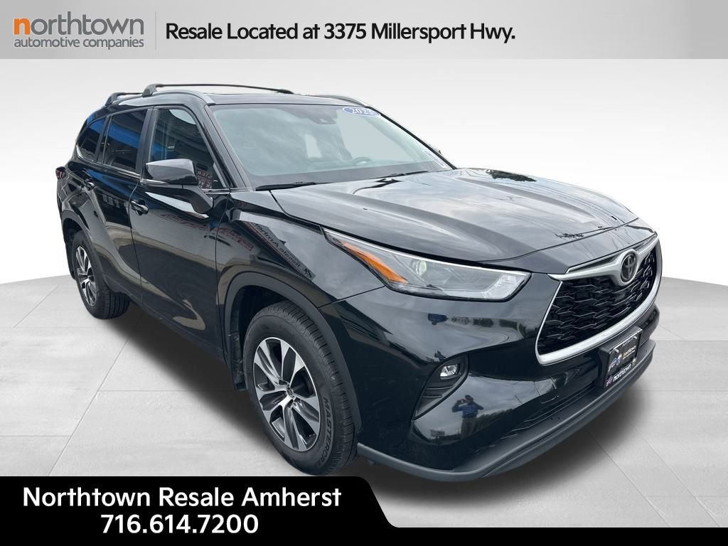 Used 2023 Toyota Highlander XLE image 2