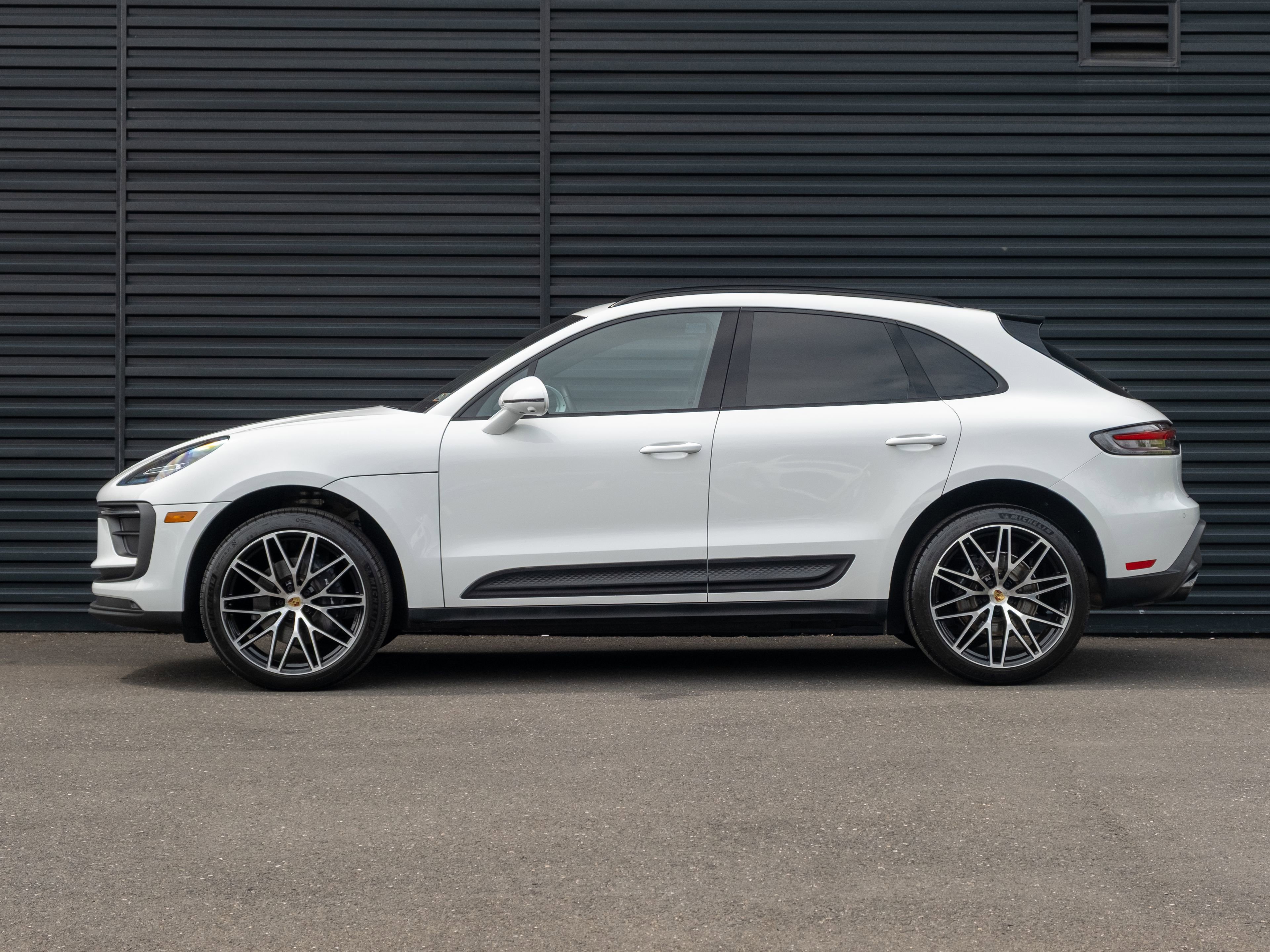 Certified 2026 Porsche Macan AWD/4WD image 2