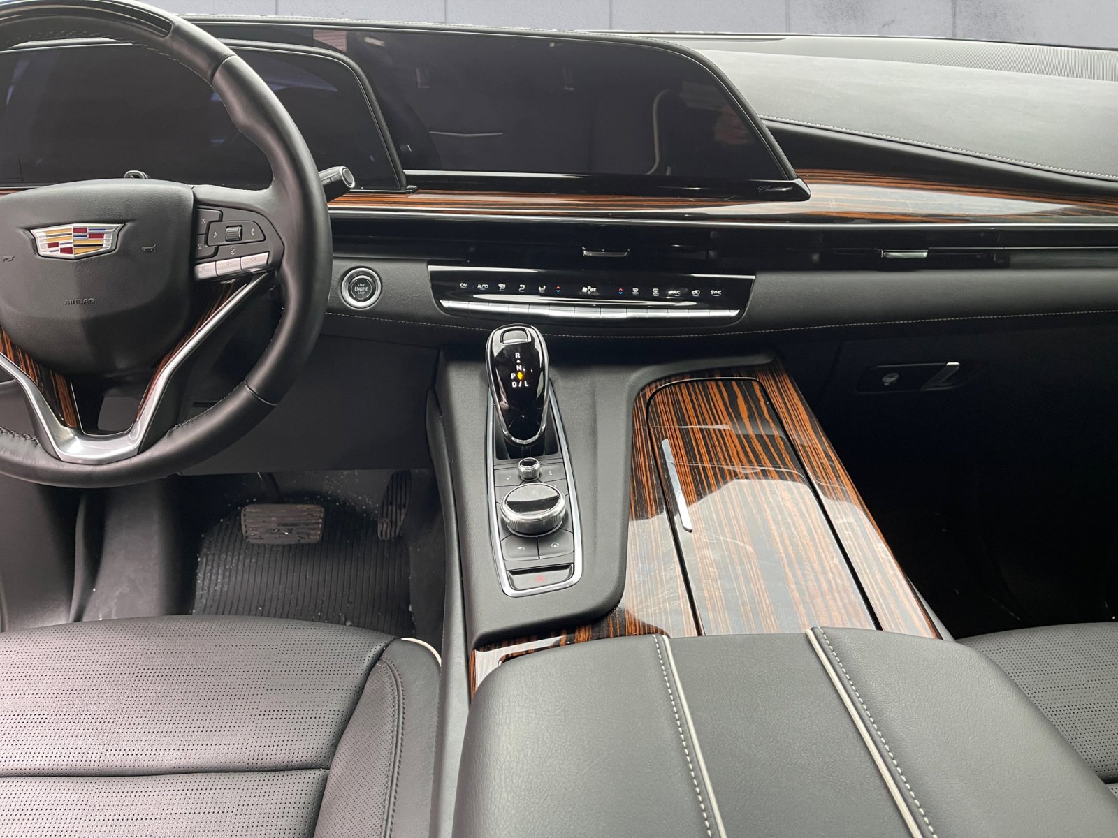 Used 2024 Cadillac Escalade Premium Luxury image 11