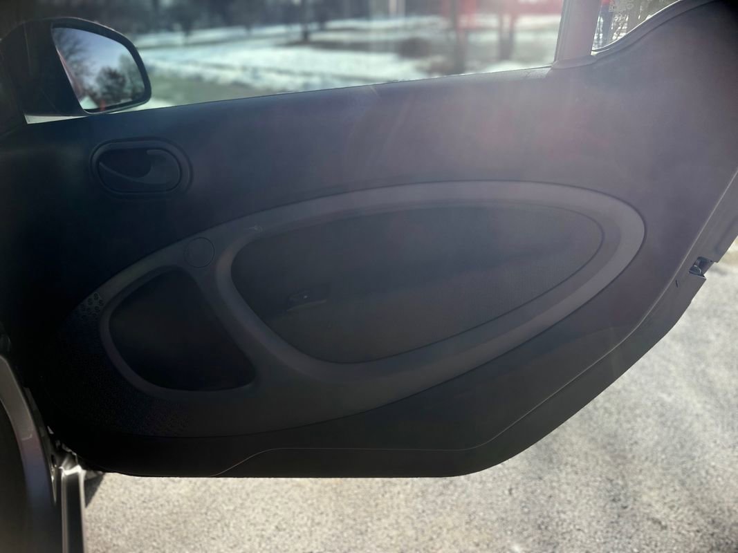 Used 2017 smart fortwo pure image 20