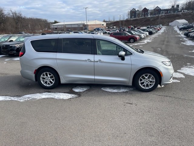 Used 2023 Chrysler Pacifica Touring-L image 6