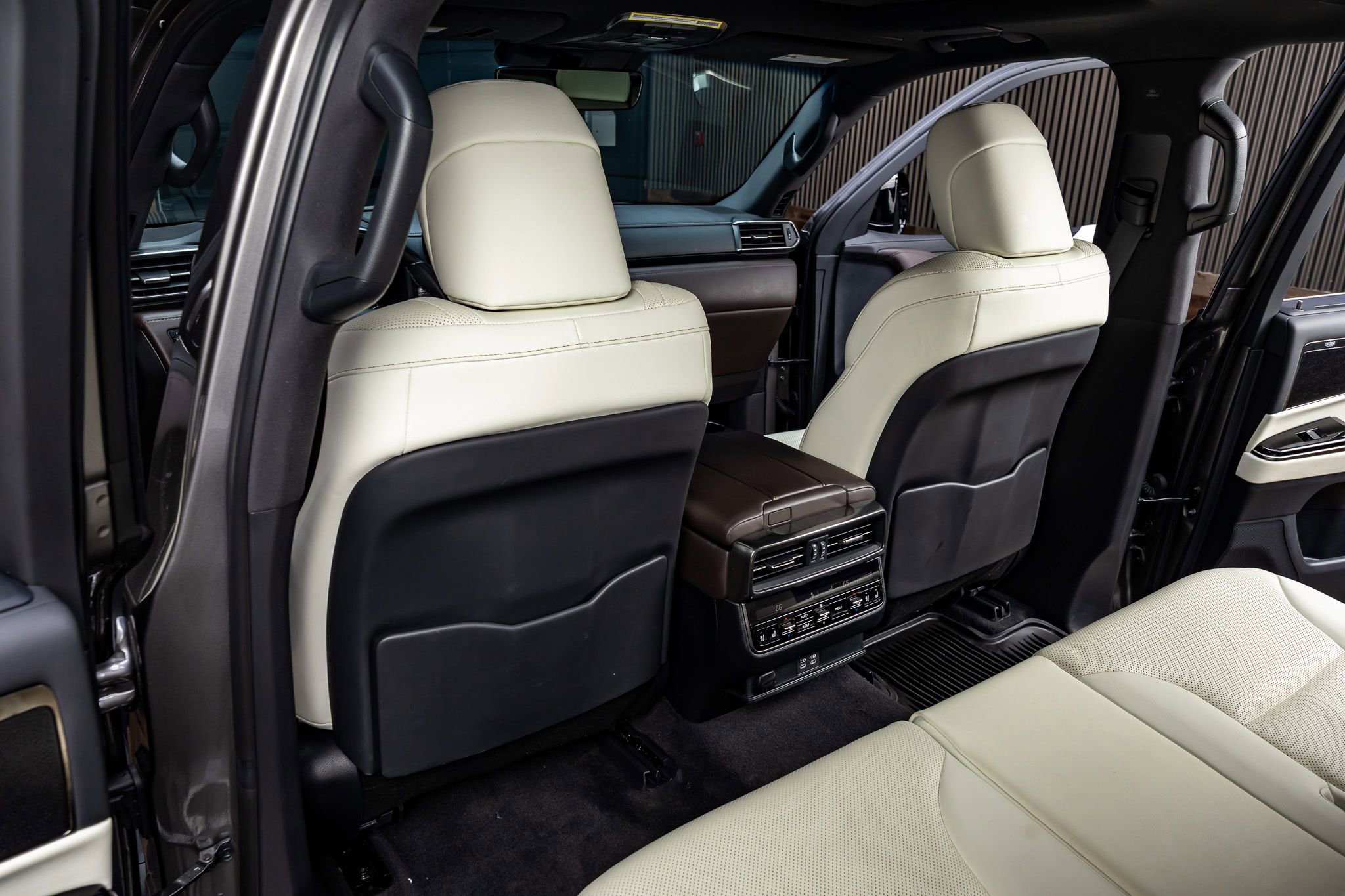 Used 2024 Lexus LX 600 4WD w/ Luxury Package image 32