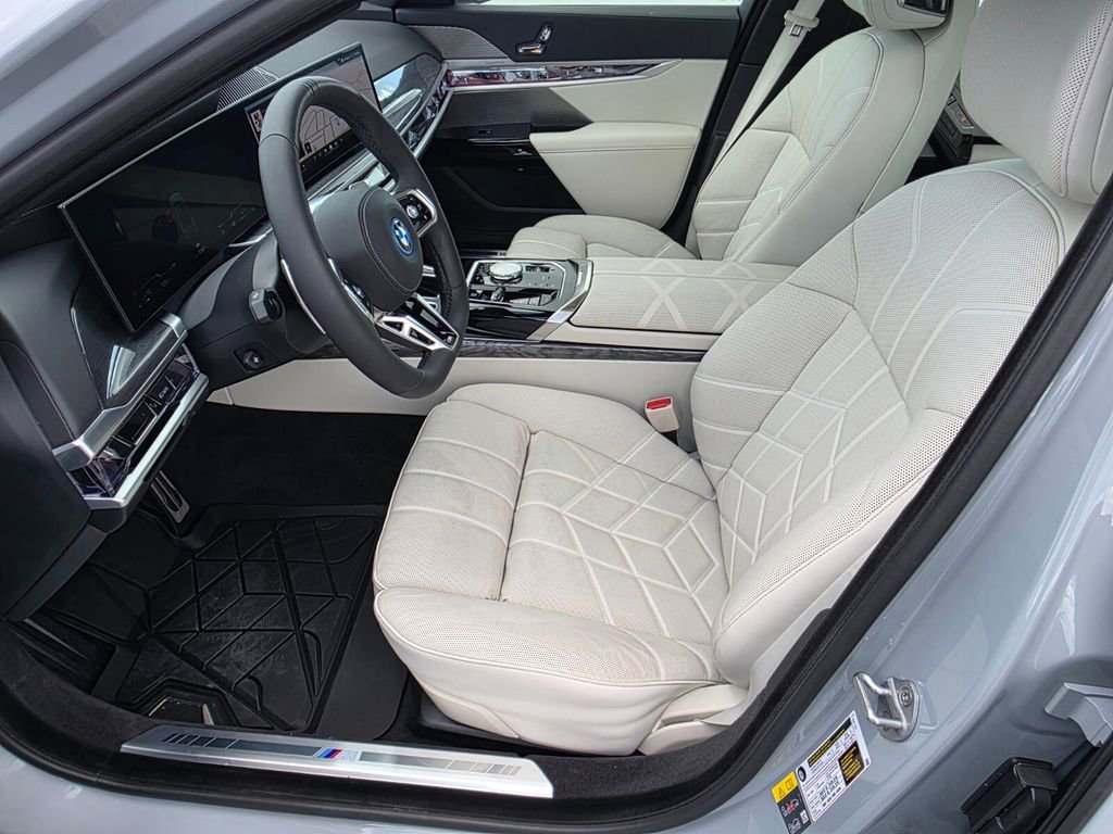 Certified 2025 BMW 750e xDrive w/ Premium Package AWD/4WD image 9