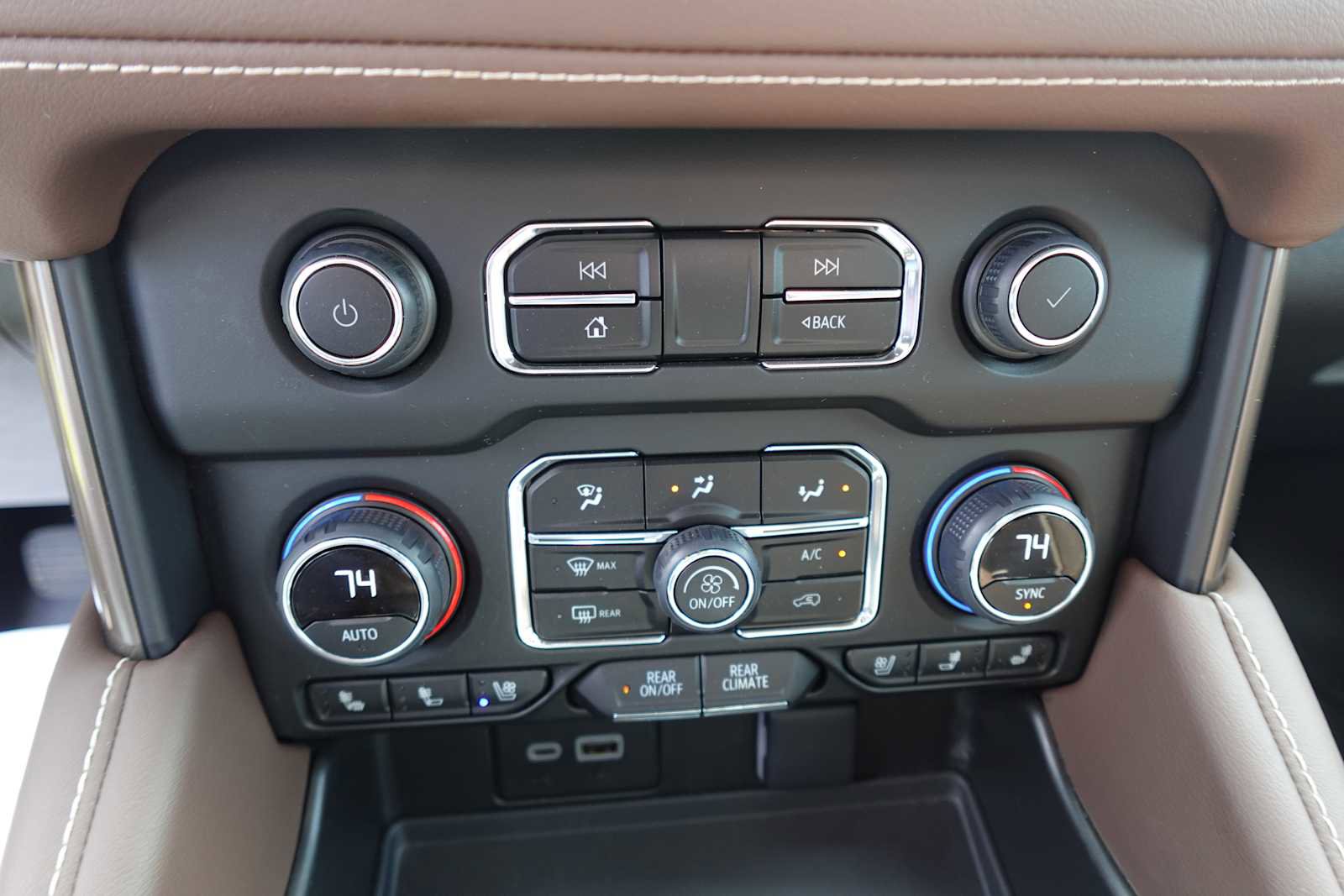 Used 2024 Chevrolet Suburban High Country AWD/4WD image 21