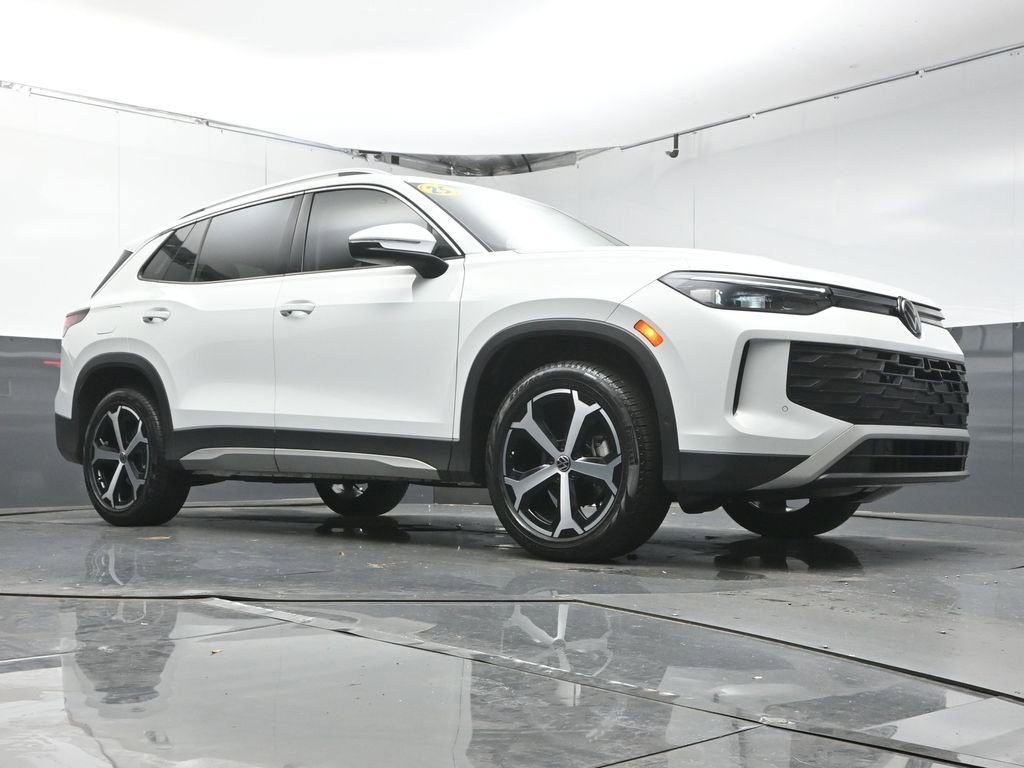 Used 2025 Volkswagen Tiguan SE image 41