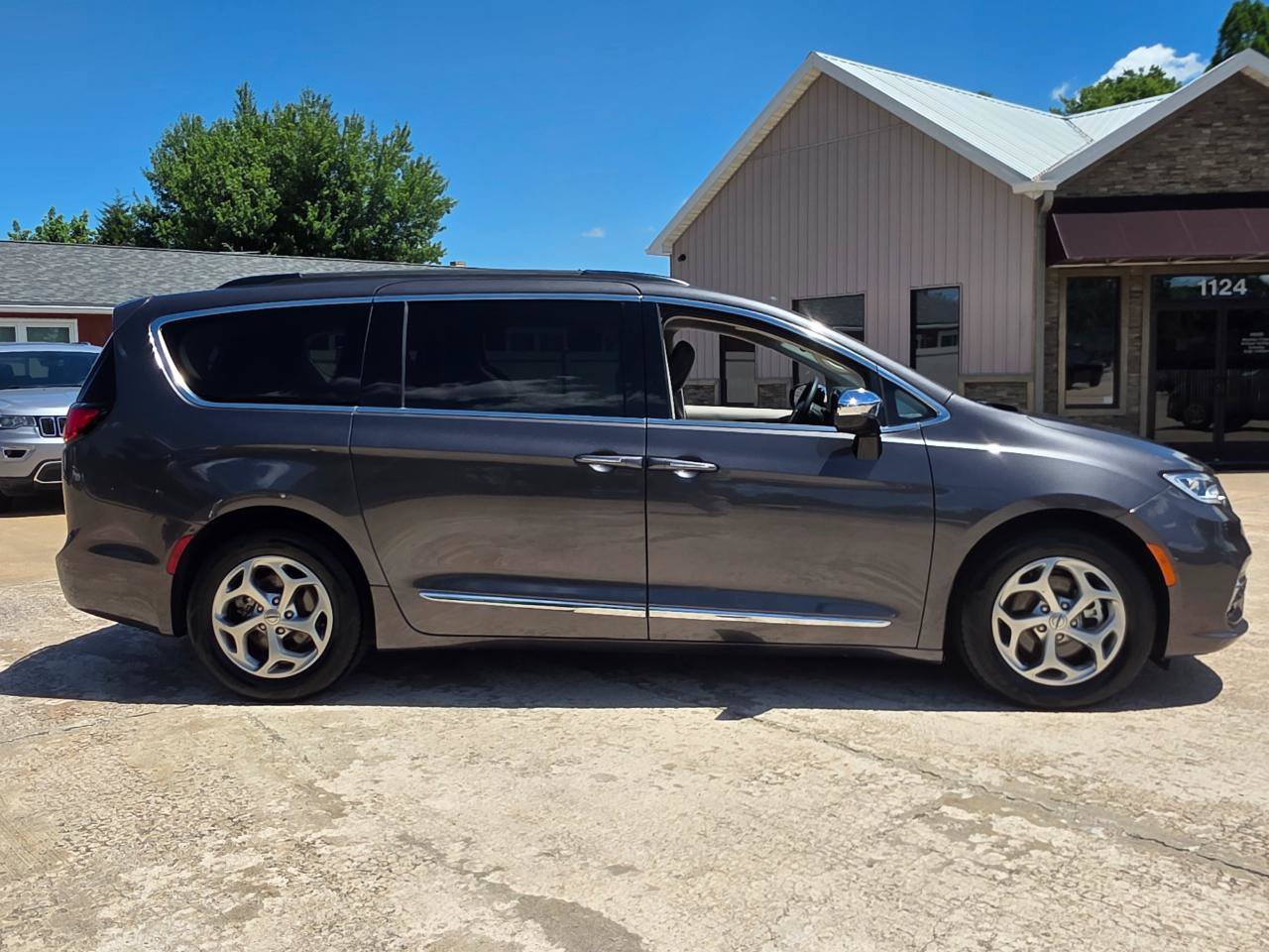 Used 2023 Chrysler Pacifica Limited FWD image 23