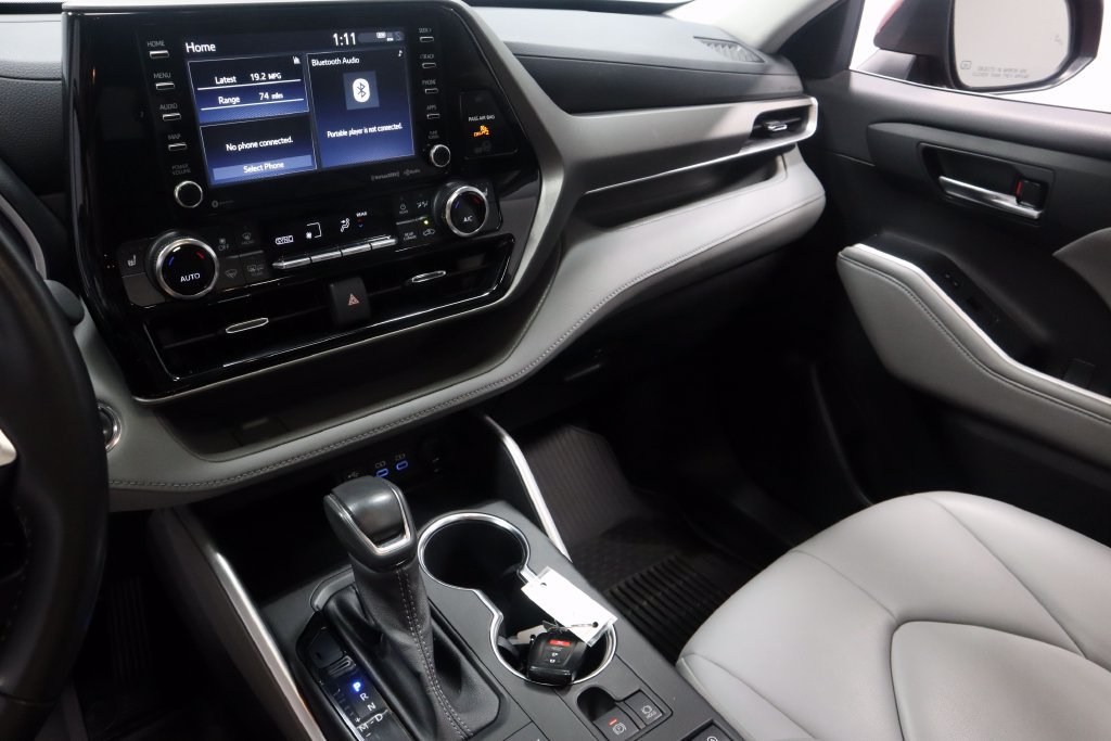 Used 2022 Toyota Highlander XLE AWD/4WD image 33