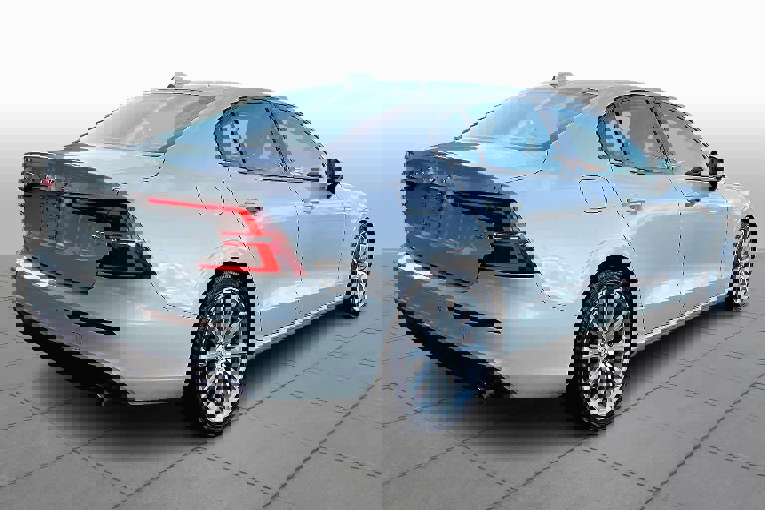 Used 2020 Volvo S60 T5 Momentum image 12