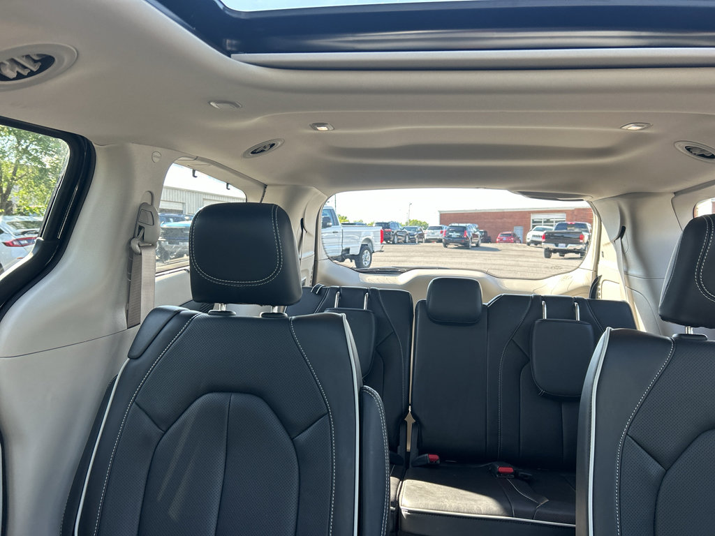 Used 2023 Chrysler Pacifica Limited w/ Uconnect Theater Family Group FWD image 26