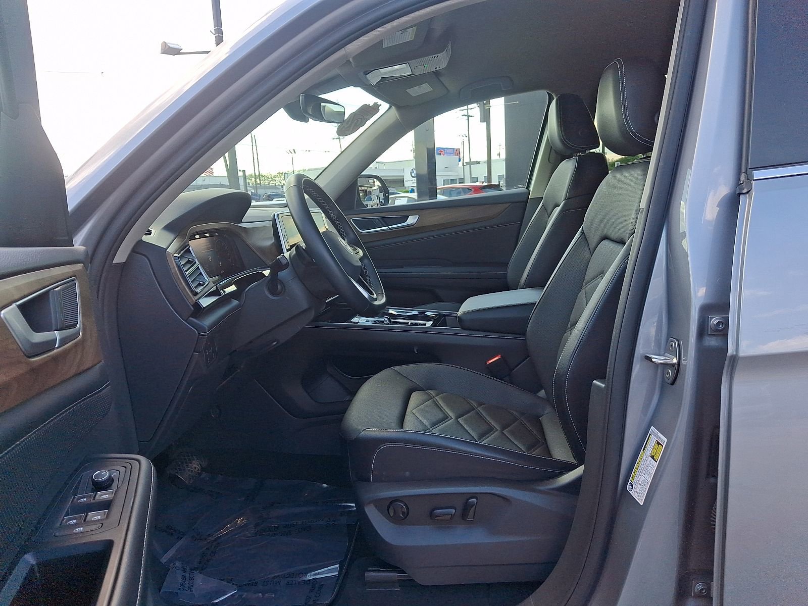 Used 2024 Volkswagen Atlas SE AWD/4WD image 13