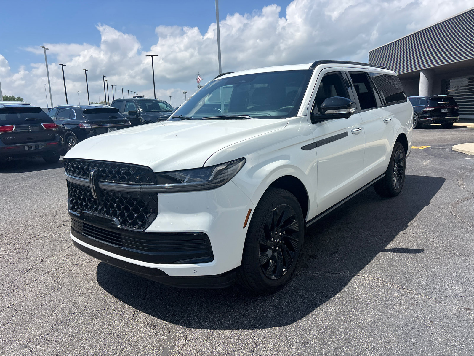 New 2026 Lincoln Navigator L Reserve w/ Jet Appearance Package AWD/4WD image 3