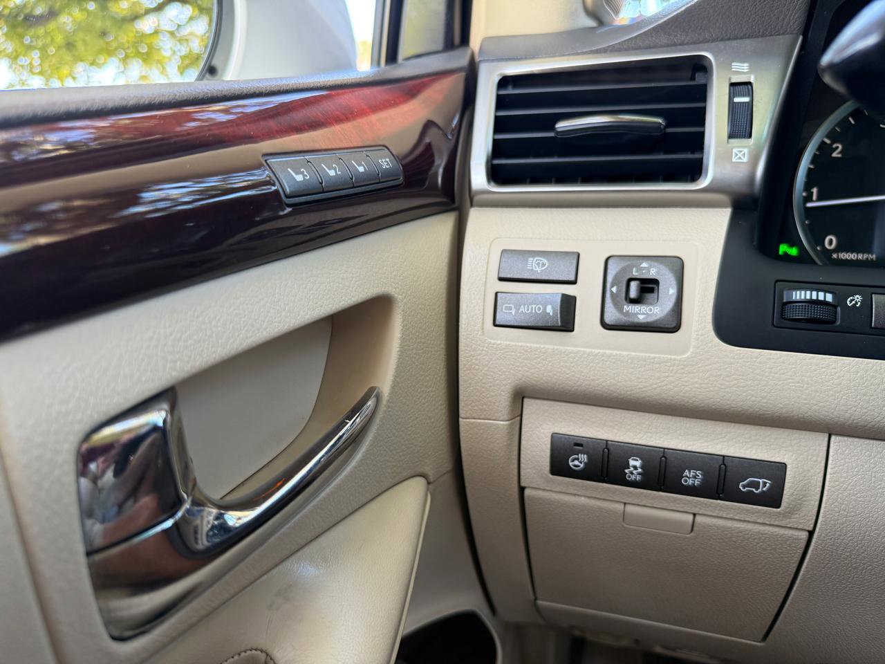 Used 2013 Lexus LX 570 4WD w/ Luxury Pkg image 13