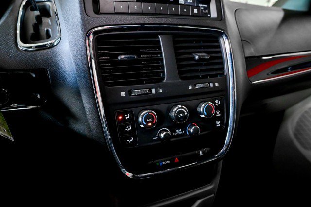 Used 2017 Dodge Grand Caravan SE FWD image 33