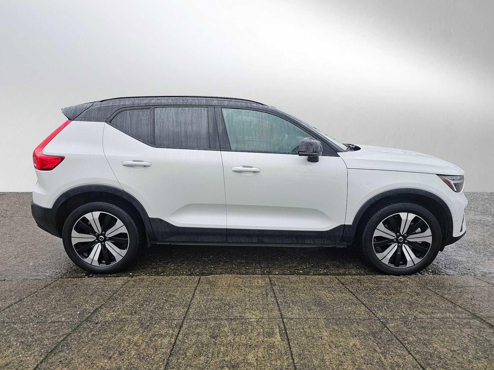 Certified 2023 Volvo XC40 Recharge Plus image 2