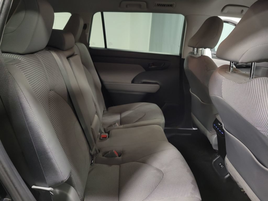 Used 2020 Toyota Highlander LE AWD/4WD image 21