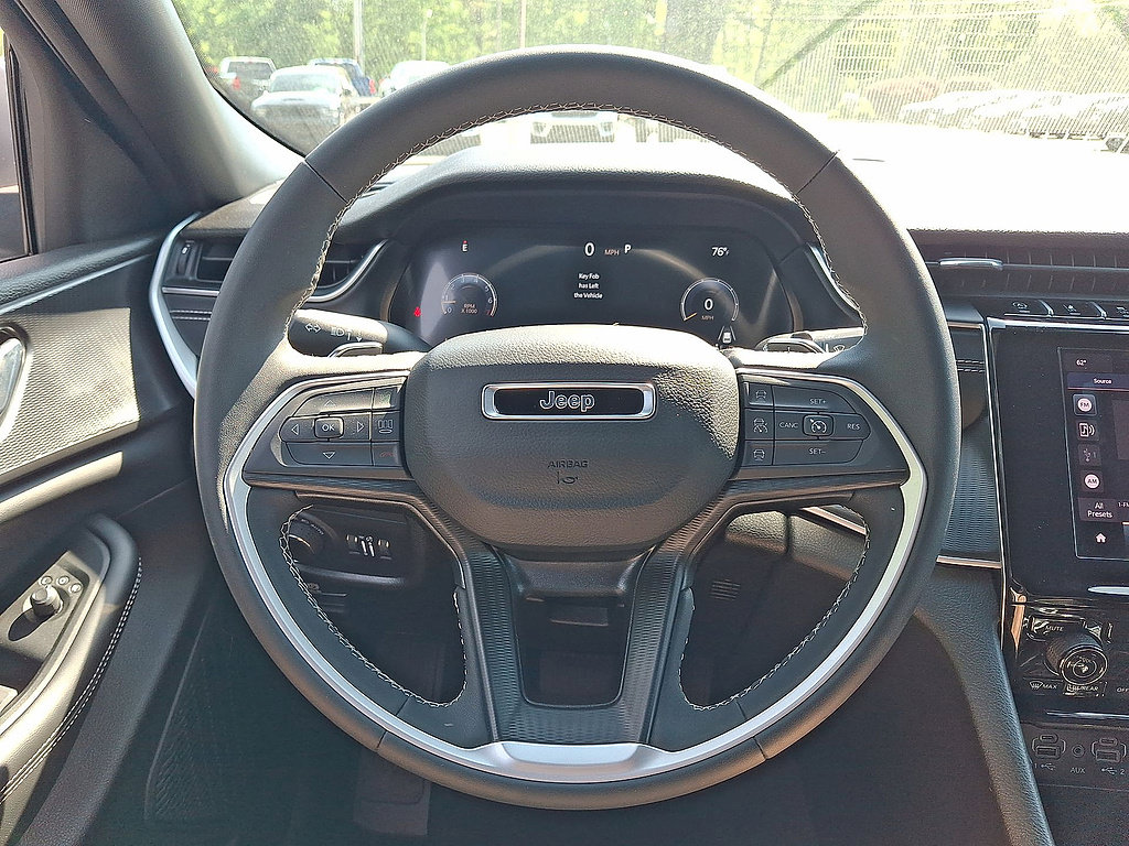 Used 2024 Jeep Grand Cherokee Laredo AWD/4WD image 17