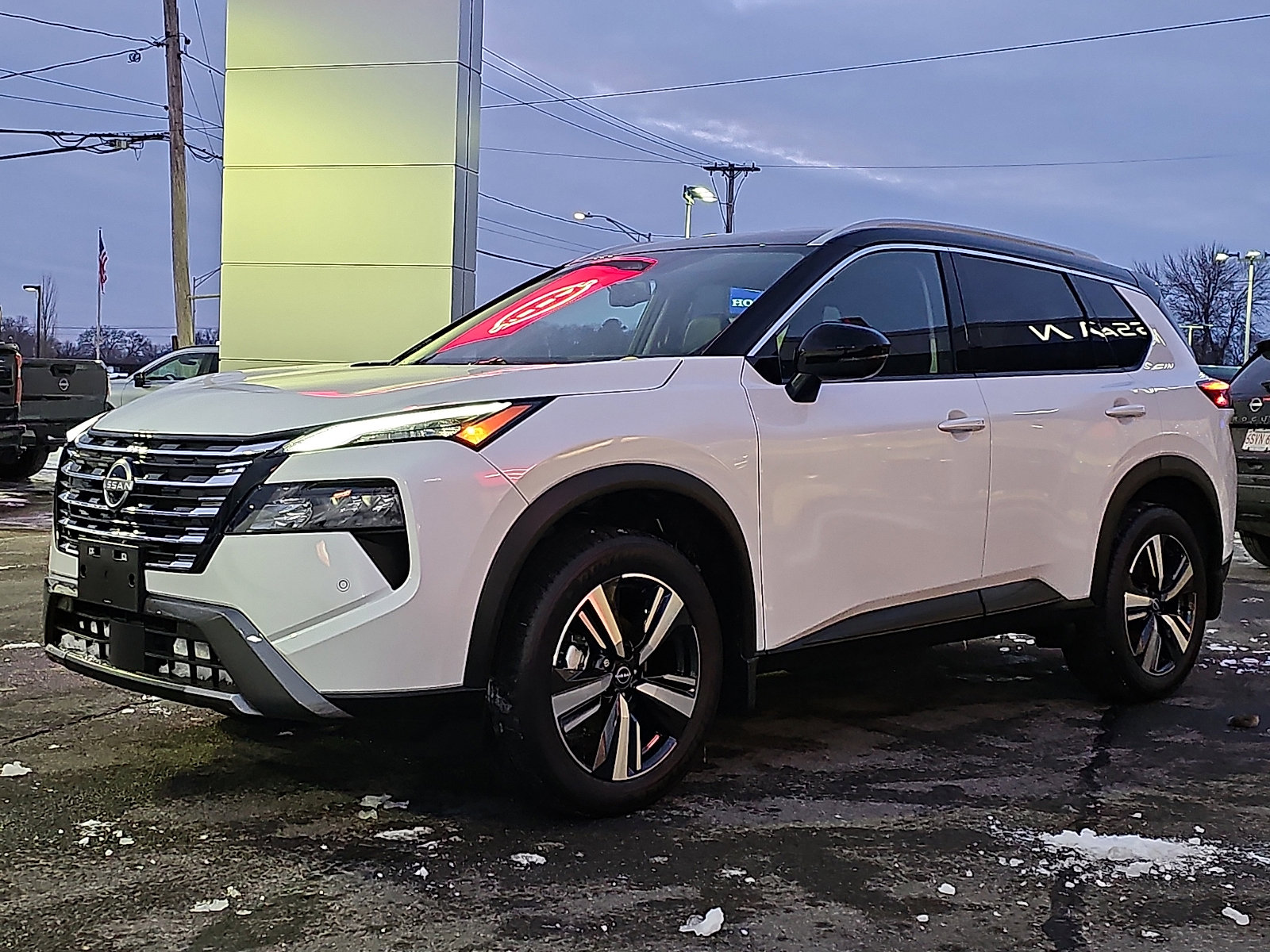 Used 2025 Nissan Rogue SL image 3