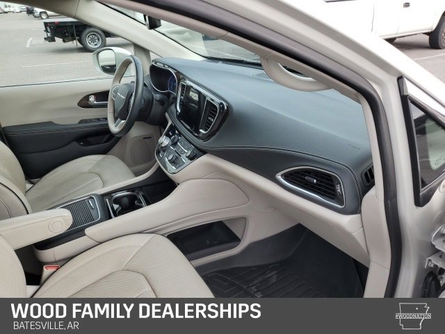 Used 2021 Chrysler Pacifica Limited w/ Uconnect Theater Family Group image 31