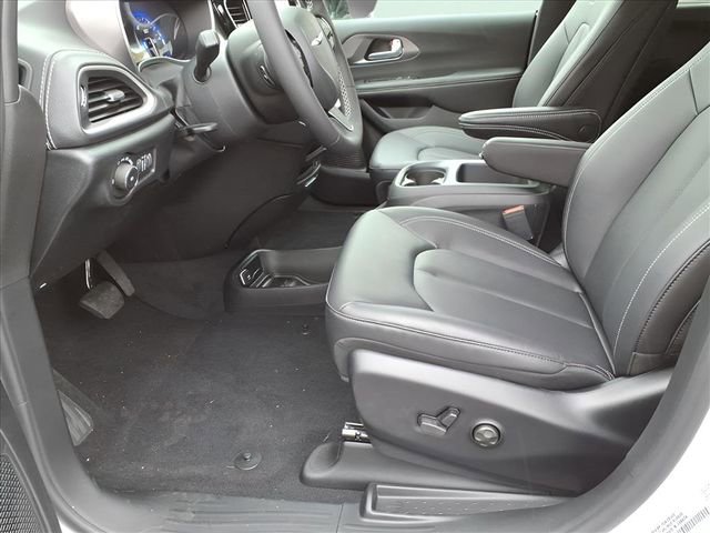 New 2026 Chrysler Pacifica Select AWD/4WD image 16