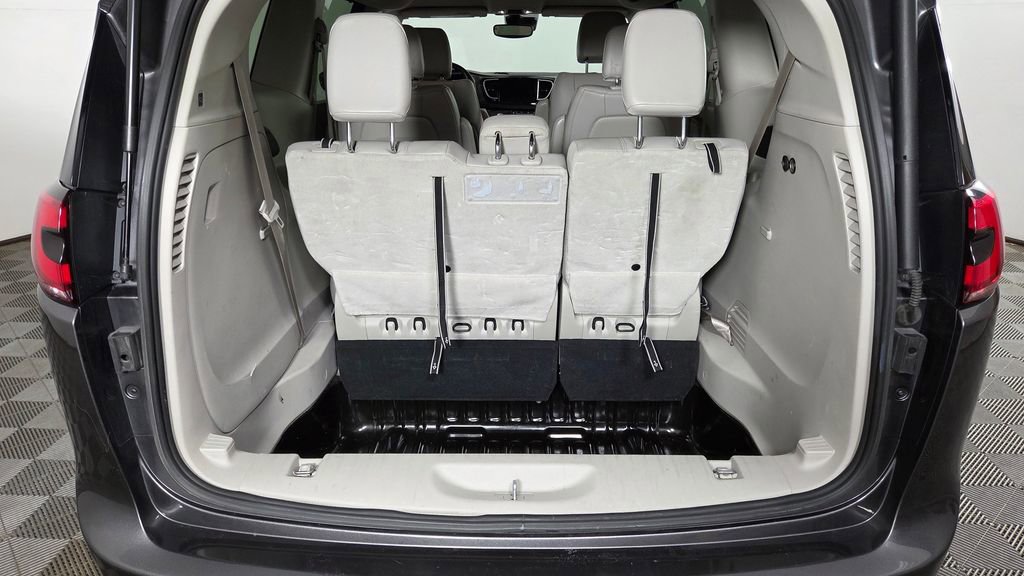 Used 2021 Chrysler Pacifica Touring-L FWD image 10