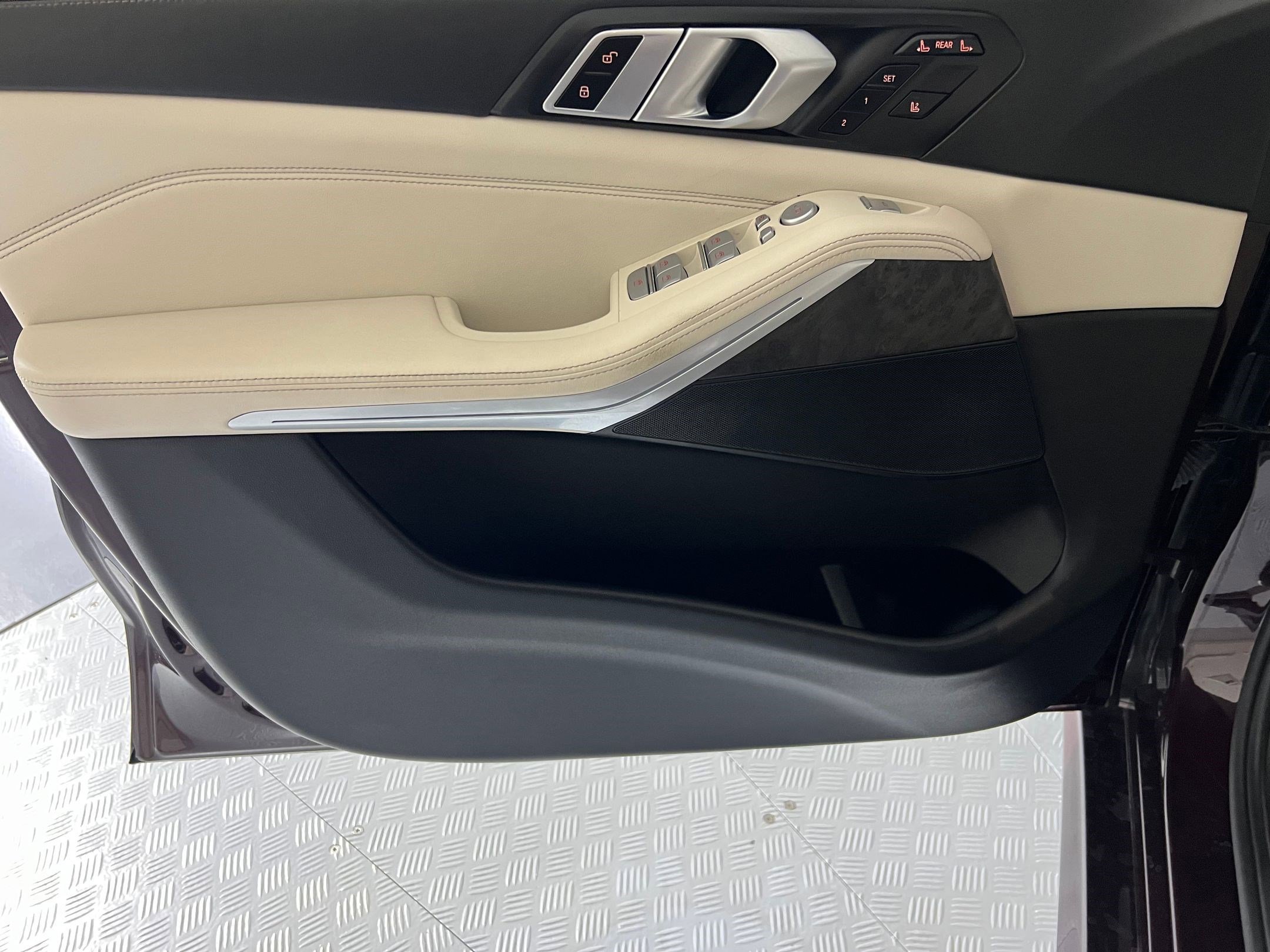 Certified 2024 BMW X7 xDrive40i w/ M Sport Package image 11