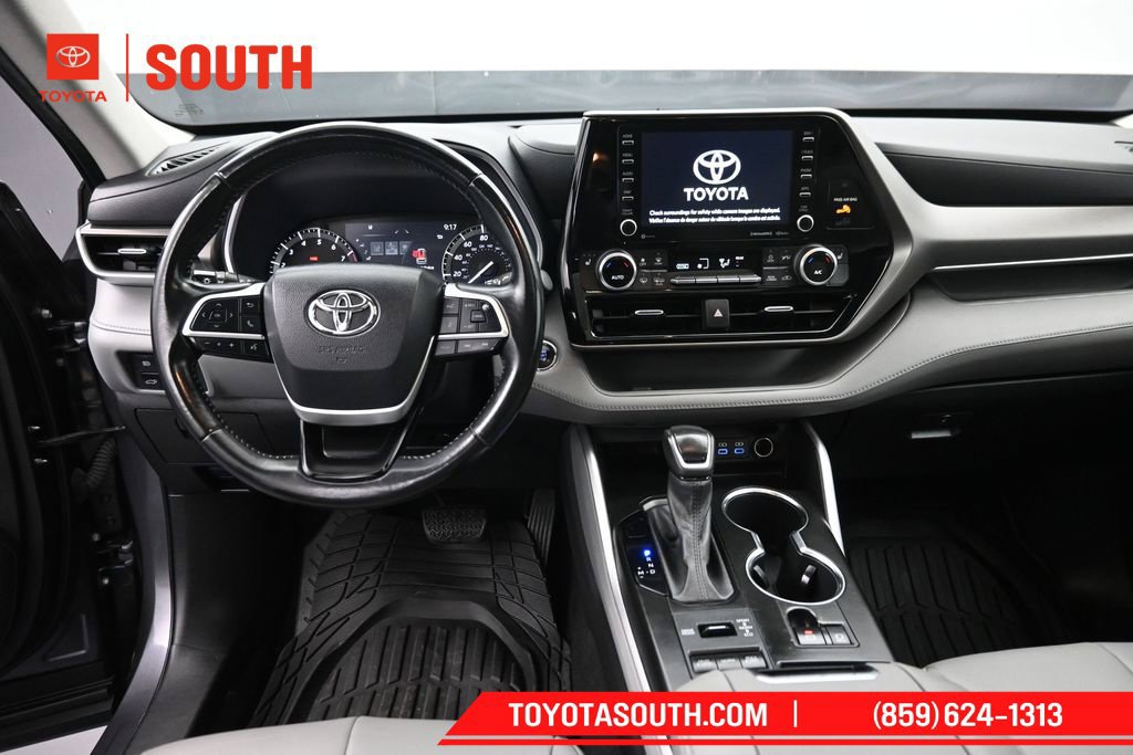Used 2022 Toyota Highlander XLE AWD/4WD image 11