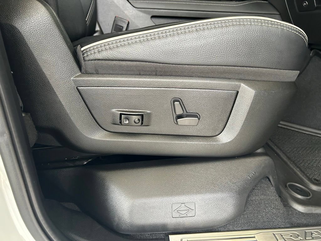 Used 2025 RAM 2500 Limited AWD/4WD image 32
