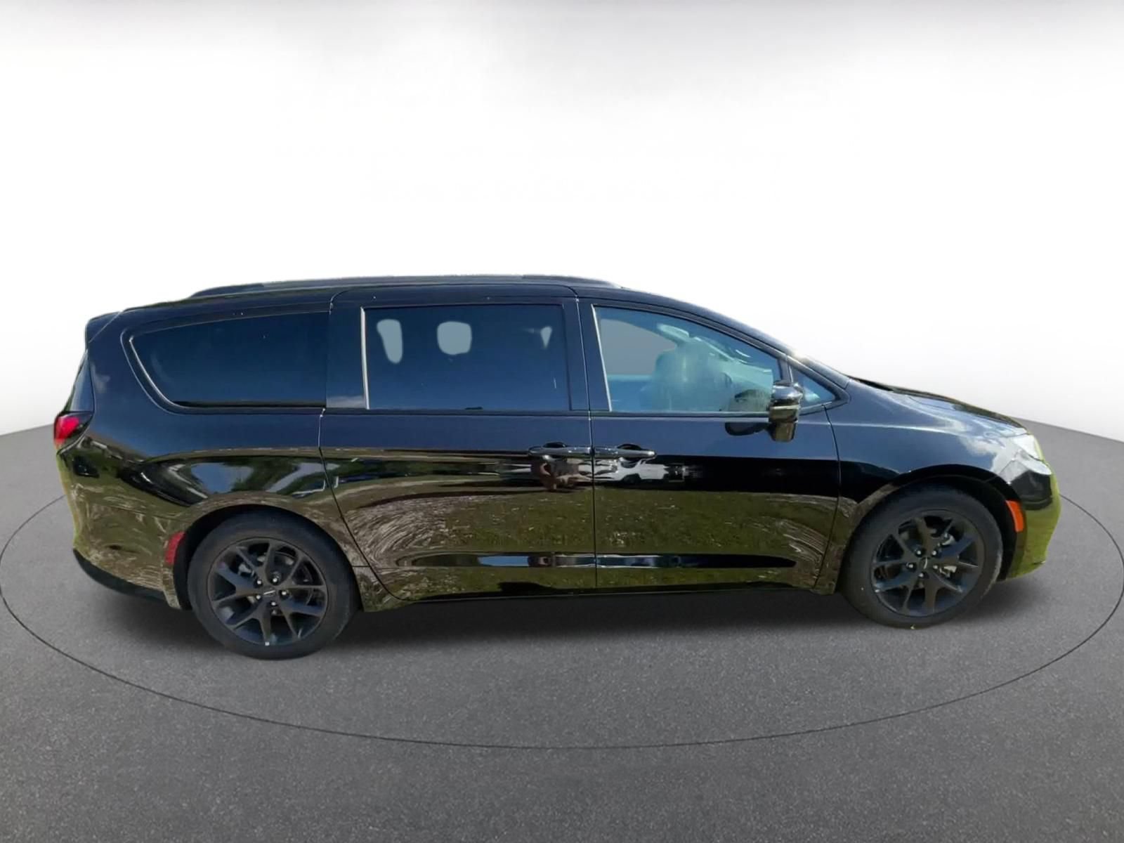 Used 2025 Chrysler Pacifica Limited FWD image 15