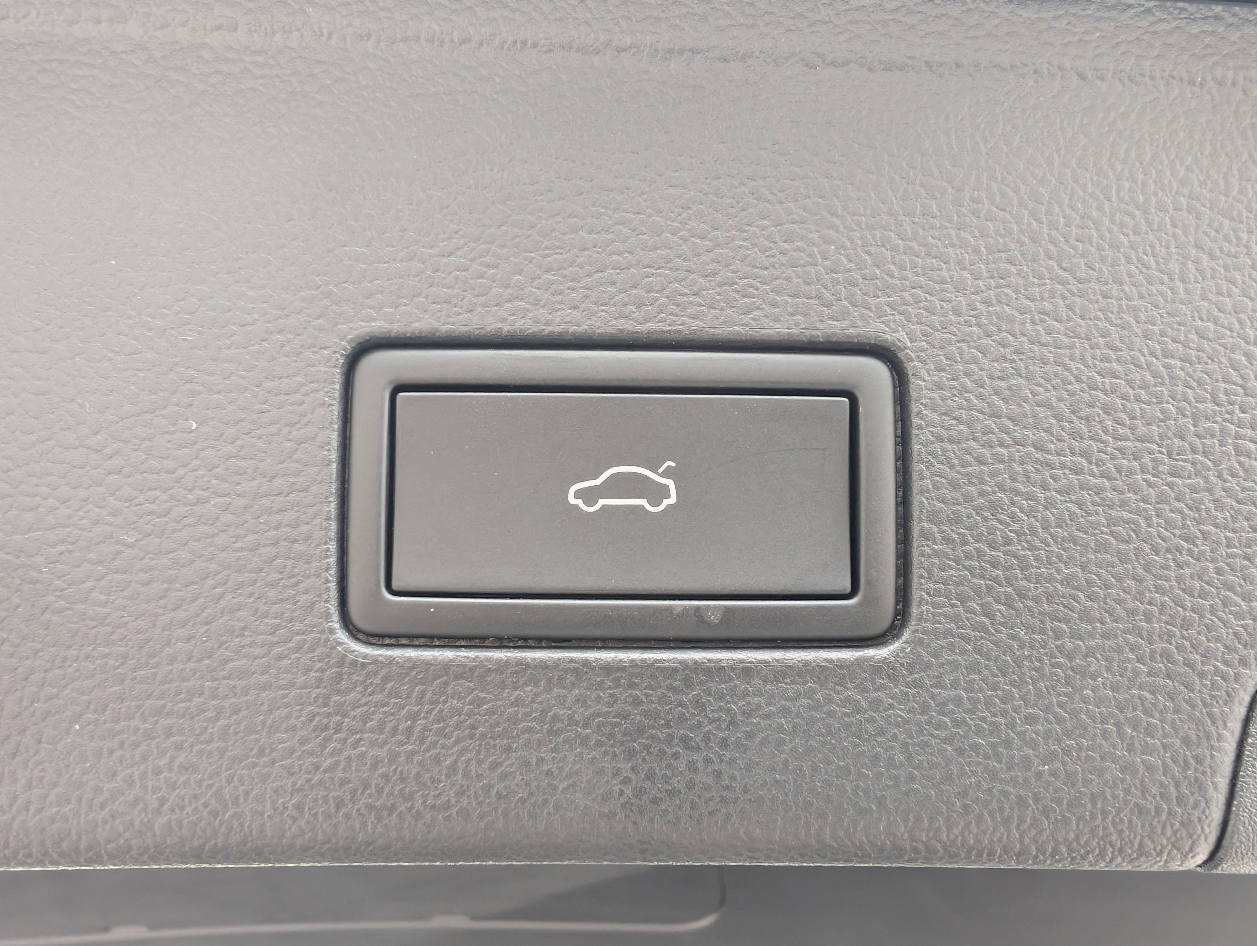 Used 2024 Volkswagen Atlas Cross Sport SE image 19