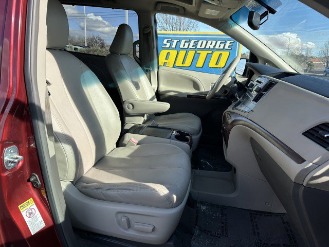 Used 2012 Toyota Sienna XLE image 21
