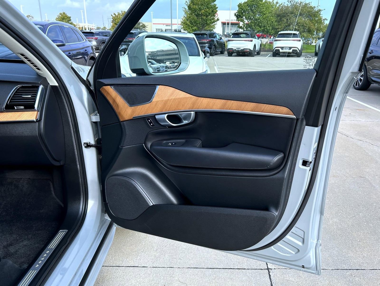 Used 2024 Volvo XC90 B6 Plus image 16