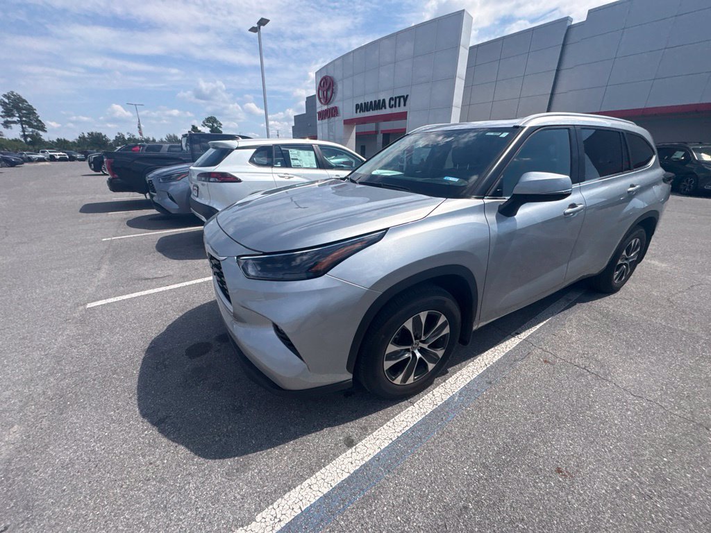 Used 2024 Toyota Highlander XLE FWD image 8