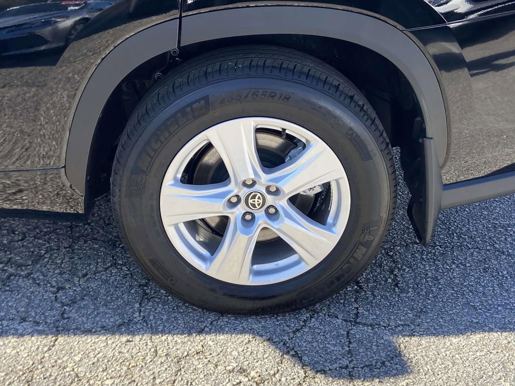 Used 2025 Toyota Highlander LE image 9