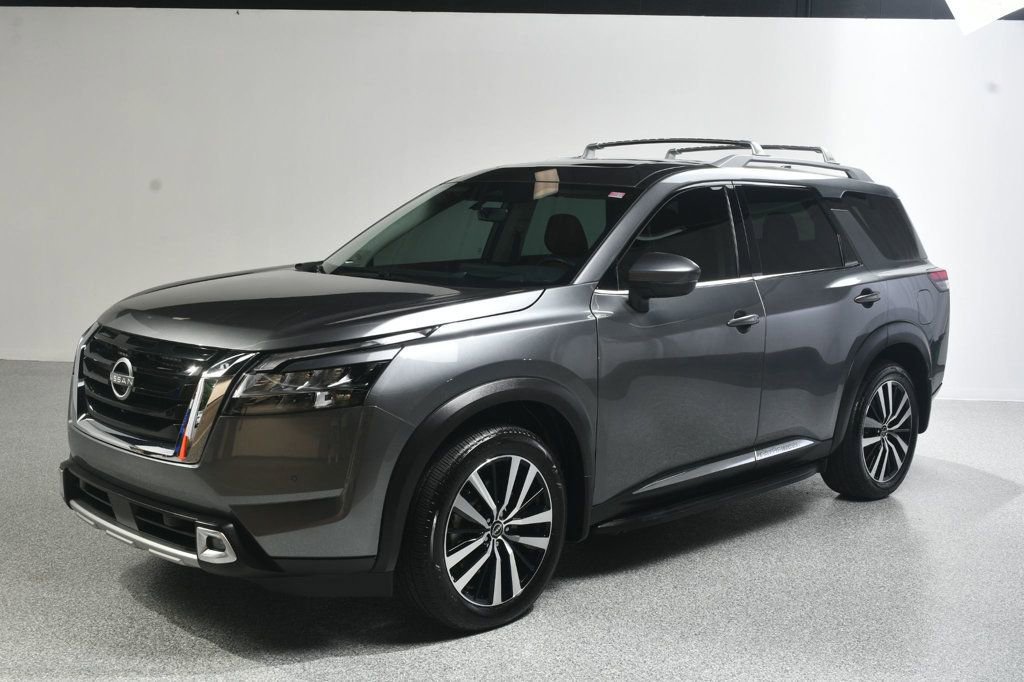 Used 2024 Nissan Pathfinder Platinum FWD image 2