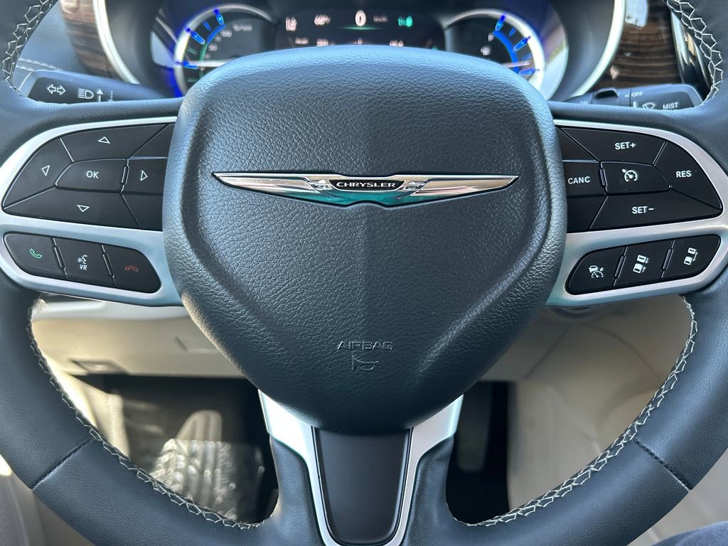 Used 2022 Chrysler Pacifica Limited w/ Uconnect Theater Family Group FWD image 10