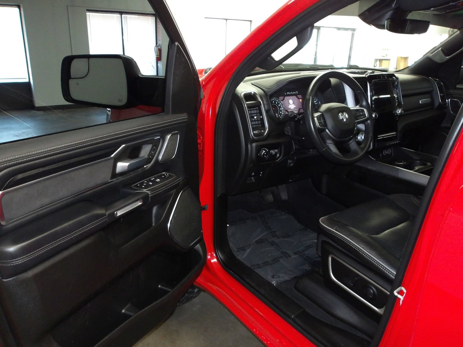 Used 2024 RAM 1500 Laramie AWD/4WD image 8