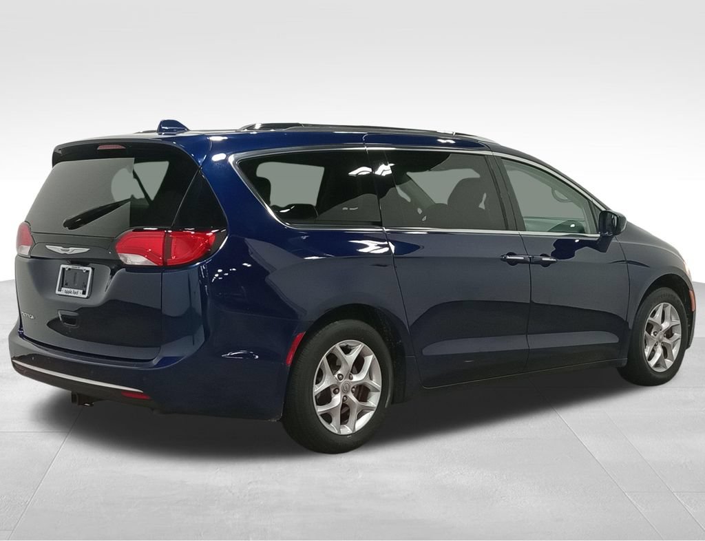 Used 2019 Chrysler Pacifica Touring Plus w/ Tire & Wheel Group FWD image 3