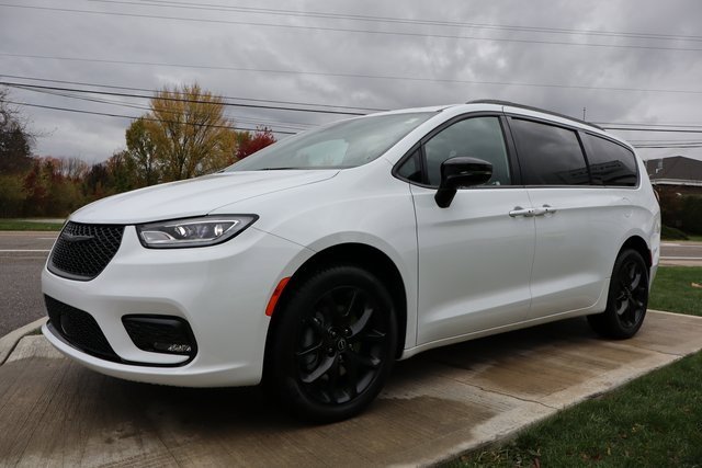 New 2026 Chrysler Pacifica Limited w/ S Appearance Package image 6