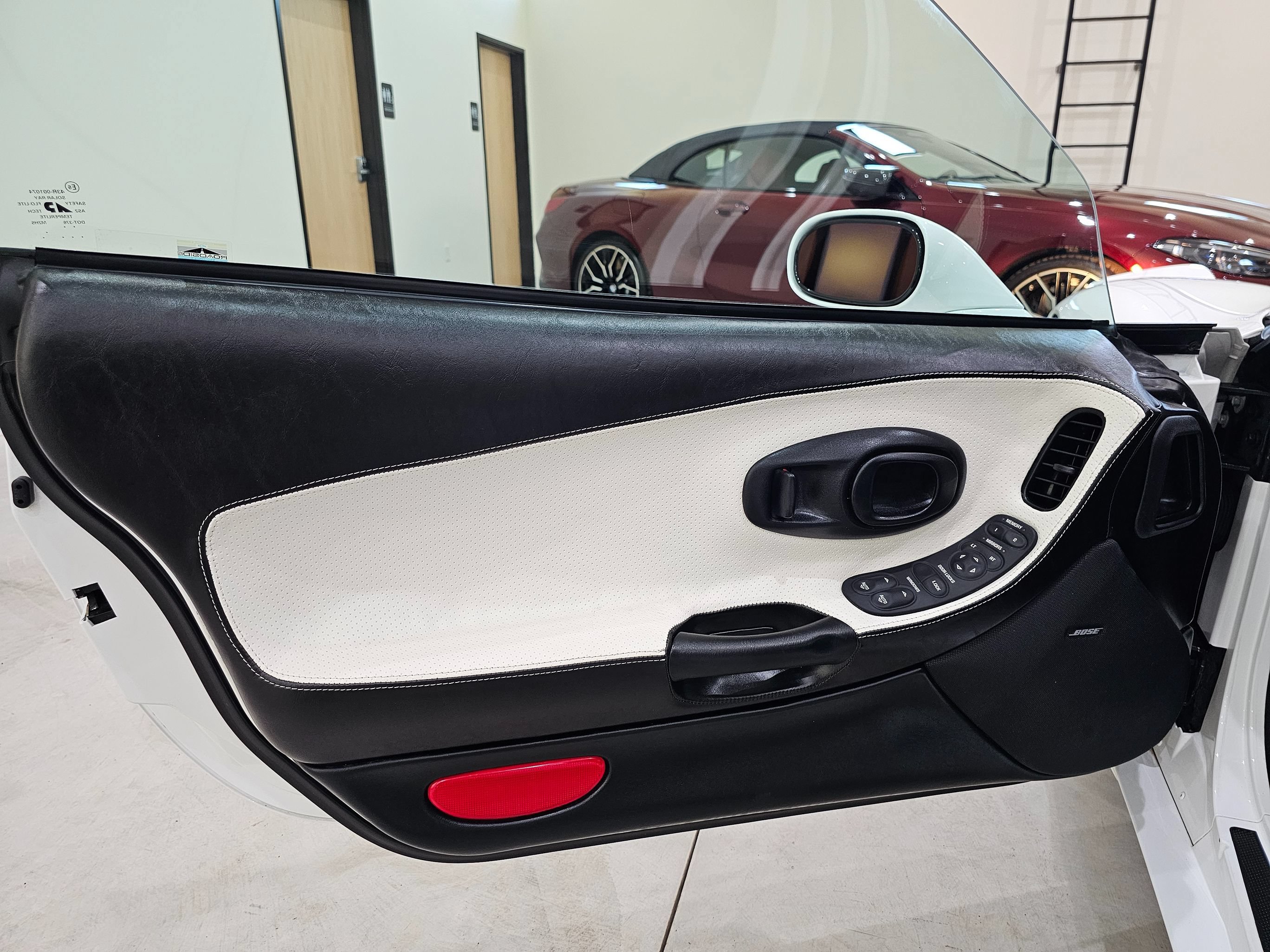 Used 2004 Chevrolet Corvette Convertible w/ Preferred Equipment Group RWD image 17