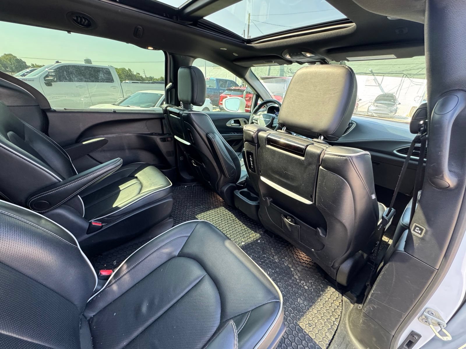 Used 2022 Chrysler Pacifica Limited w/ Uconnect Theater Family Group FWD image 34