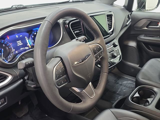 Used 2025 Chrysler Pacifica Select image 14